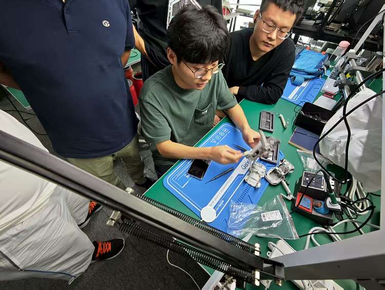 王教员指导组装